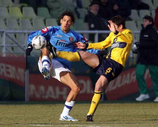 Carvalho de Oliveira Amauri (Chievo Verona, li.) gegen Daniele Bonera (Parma) -  Fußball Herren Serie A 2005 2006, 1. Italienische Liga, Parma FC - AC Chievo Verona 2:1 Gruppe Parma Dynamik, Kampf,
