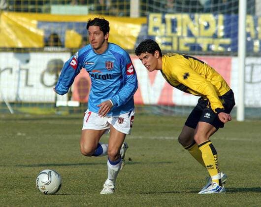 Franco Semioli (Chievo Verona, li.) kann sich gegen Marco Rossi (Parma) durchsetzen -  Fußball Herren Serie A 2005 2006, 1. Italienische Liga, Parma FC - AC Chievo Verona 2:1 Gruppe Parma Dynamik,