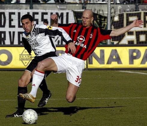 Jaap Stam (Milan, re.) gegen Cristian Molinaro (Siena) -  Fußball Herren Serie A 2005 2006, 1. Italienische Liga, AC Siena - AC Mailand 0:3 Gruppe Siena Dynamik,