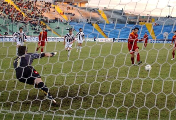 Cristian Chivu (Roma) verwandelt den Elfmeter zum 1:4 gegen Torwart Morgan de Sanctis (Udine) -  Fußball Herren Serie A 2005 2006, 1. Italienische Liga, Udinese Calcio - AS Rom 1:4 Gruppe Udine Dynamik,