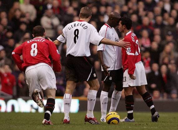Kieran Richardson (Manchester United, re.) und Mohamed Sissoko (2.v.re.) geraten aneinander, daneben Steven Gerrard (beide Liverpool) und Wayne Rooney -  Fußball Herren English Premier League 2005 2006, 1. Englische Liga, Manchester United - FC Liverpool 1:0, ManU, Gruppe Manchester