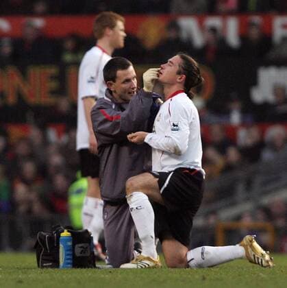 Harry Kewell (Liverpool) wird während des Spiels behandelt -  Fußball Herren English Premier League 2005 2006, 1. Englische Liga, FC Liverpool Gruppe Manchester