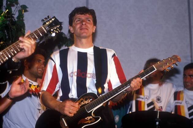 Andreas Möller (vorn) an der E Gitarre, dahinter u.a. Ulf Kirsten (beide Deutschland, li.) Fußball WM Herren Weltmeisterschaft 1994, Nationalmannschaft, Nationalteam Gruppe Chicago