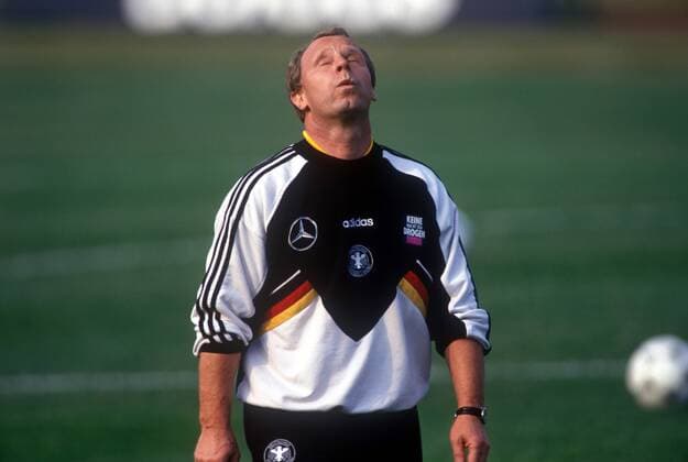 Bundestrainer Berti Vogts (Deutschland) pustet erleichtert durch Fußball WM Herren Weltmeisterschaft 1994, Nationalmannschaft, Nationalteam, Training Einzelbild Chicago