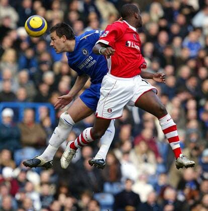 Darren Bent (Charlton, re.) gegen John Terry (Chelsea) -  Fußball Herren English Premier League 2005 2006, 1. Englische Liga, Chelsea FC London - Charlton Athletic 1:1 Gruppe London Höhe, Dynamik,