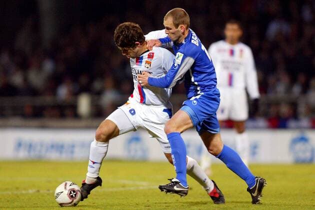 Juninho (Lyon, li.) gegen Mathieu Berson (Auxerre) Fußball Herren Ligue 1 2005 2006, 1. Französische Liga, Olympique Lyonnais - AJ Auxerre 1:1, OM Gruppe pan12220 Lyon Dynamik, Kampf,  