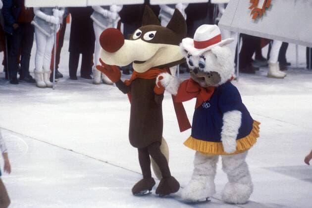 Vucko (li.), das Maskottchen der Winterspiele von Sarajevo nimmt Hidy, sein Pendant der nächsten Spiele von Calgary 1988, an die Hand OS Winter Herren Olympische Spiele 1984, Winterspiele, Abschluß, Abschluss, Abschlußfeier, Feier, Zeremonie, Vdia Gruppe Sarajevo