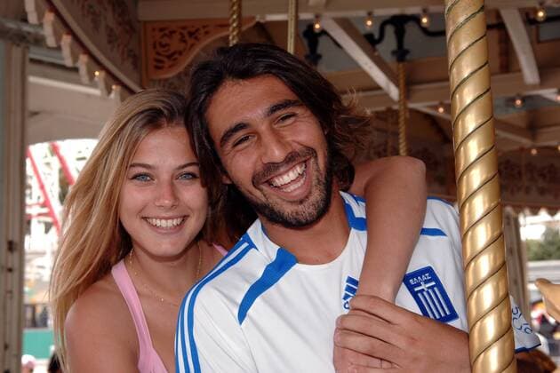 Marcos Baghdatis (Zypern) mit seiner Freundin Camille Neviere im Melbourne Luna Park auf einem Karussell Tennis Herren Australian Open 2006, ATP Tour, Grand Slam, Rummel, Jahrmarkt, Kirmes, Freizeitpark, Vergnügungspark Gruppe Melbourne Glück, Freude, Begeisterung,