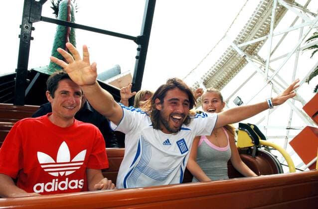 Marcos Baghdatis (Zypern, Mitte) mit seiner Freundin Camille Neviere im Melbourne Luna Park Tennis Herren Australian Open 2006, ATP Tour, Grand Slam, Rummel, Jahrmarkt, Kirmes, Freizeitpark, Vergnügungspark Gruppe Melbourne Freude, Begeisterung,