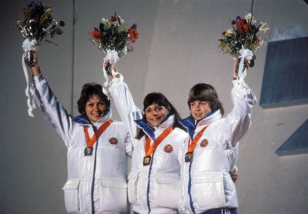 Dreifacherfolg für die DDR v.li.: Karin Enke (Platz 2), Olympiasiegerin Andrea Schöne und Gabi Schönbrunn (Platz 3) während der Siegerehrung Eisschnellauf OS Winter Damen Olympische Spiele 1984, Winterspiele, 3000m, 3000 m, Meter, Langstrecke, Vdia Gruppe Sarajevo Freude,