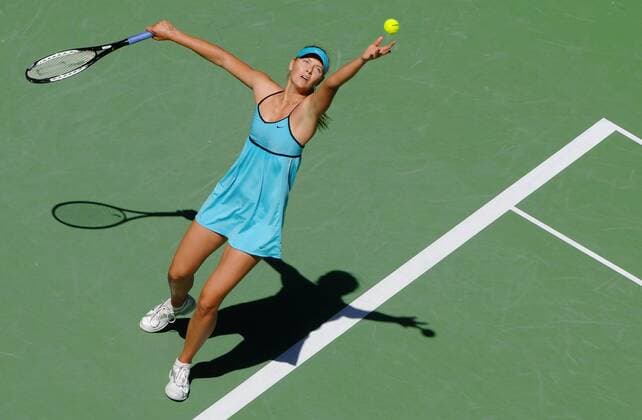 Maria Sharapova (Rußland) - Aufschlag Tennis Damen Australian Open 2006, Grand Slam, WTA Tour, Hartplatz, Hardcourt, Hartplatztennis, Hartplatzturnier Einzelbild Melbourne