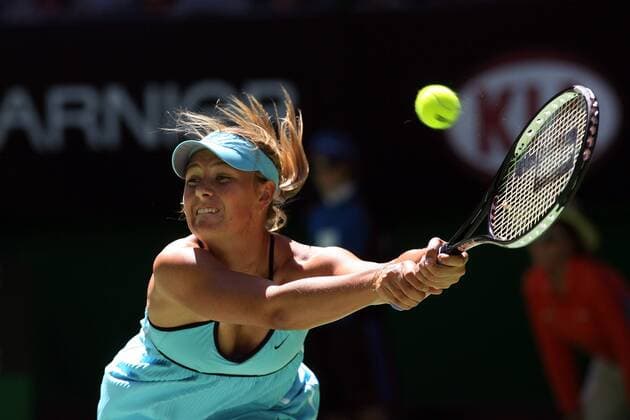 Maria Sharapova (Russland) - beidhändige Rückhand in voller Streckung Tennis Damen Australian Open 2006, Grand Slam, WTA Tour Einzelbild Melbourne Anstrengung, Dynamik,