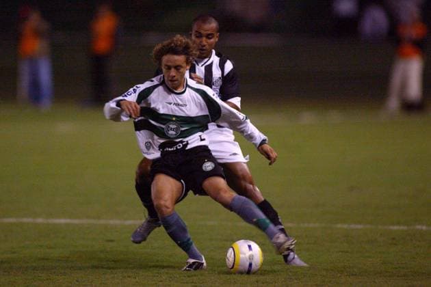 Rafinha (Coritiba, vorn) gegen Paulo Cesar (FC Santos) Fußball Herren Serie A 2005, 1. Brasilianische Liga, FC Coritiba Parana - FC Santos 2:3 Gruppe Curitiba Dynamik, Kampf,