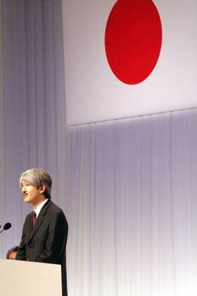 Prinz Akishino (Japan) hält anlässlich der Vorstellung der Delegation für die Olympischen Winterspiele 2006 in Turin eine Ansprache -  OS Winter Olympische Spiele 2006, Winterspiele, Vorstellung, Präsentation, Pressetermin Einzelbild aflo005 Tokio
