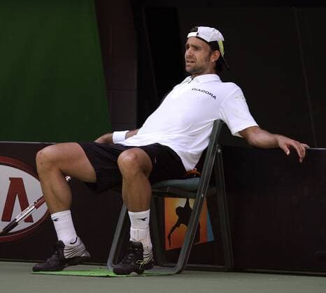 Nicolas Kiefer (Deutschland) findet es auf dem Stuhl eines Linienrichters recht gemütlich Tennis Herren Australian Open 2006, Grand Slam, ATP Tour, Hartplatz, Hardcourt, Hartplatztennis, Hartplatzturnier Einzelbild Melbourne