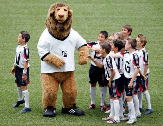 Das WM 2006 Maskottchen Goleo VI. scheint bei den Kindern beliebt zu sein Fußball WM Herren Vorschau 2005 Weltmeisterschaft 2006, WM Countdown, Pressetermin, Veranstaltung, Veranstaltungen Gruppe München