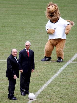 Noch ein Jahr bis zur WM 2006 in Deutschland: FIFA Präsident Sepp Blatter (Schweiz, li.) und OK Präsident Franz Beckenbauer (Deutschland) stehen probehalber beim Anstoß, dahinter Maskottchen Goleo VI. Fußball WM Herren Vorschau 2005 Weltmeisterschaft 2006, WM Countdown, Pressetermin, Veranstaltung, Veranstaltungen Gruppe München