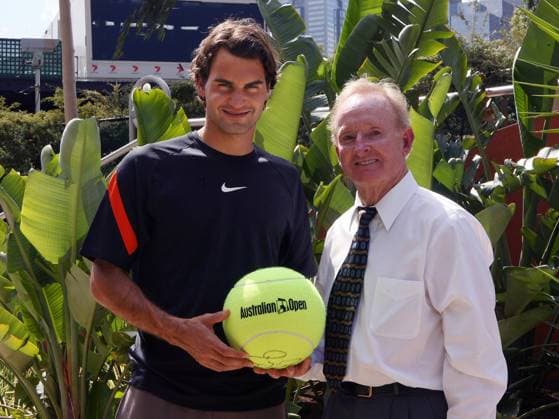 Roger Federer (Schweiz, li.) und Tennislegende Rod Laver (Australien) Tennis Herren Australian Open 2006, Grand Slam, ATP Tour, Shooting, Fotoshooting, Fototermin Gruppe Melbourne