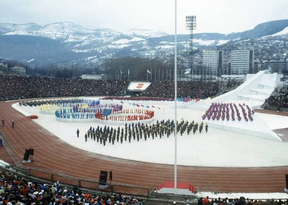 Eröffnungsveranstaltung der Olympischen Winterspiele 1984 im Kosevo Stadion in Sarajevo OS Winter Herren Olympische Spiele 1984, Winterspiele, Eröffnung, Eröffnungsfeier, Feier, Fest, Zeremonie, Vdia Totale Kosevo Stadion Sarajevo Weite,