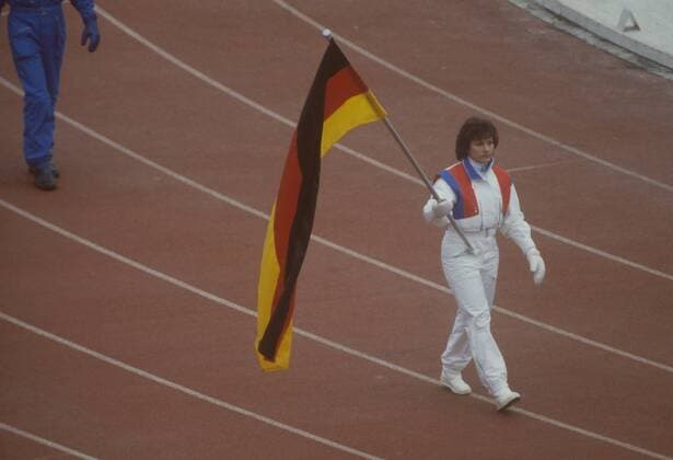 Fahnenträgerin Monika Holzner (BR Deutschland) während der Eröffnungsveranstaltung Eisschnellauf OS Winter Herren Olympische Spiele 1984, Winterspiele, Eröffnung, Eröffnungsfeier, Feier, Fest, Zeremonie, Vdia Einzelbild Sarajevo, Eröffnungszeremonie