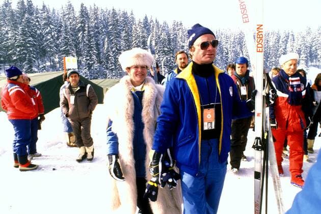 Das schwedische Königspaar besucht einen Langlaufwettbewerb, König Carl Gustav (vorn) hat als Hobbyskifahrer gleich seine Skier der Marke Edsbyn mitgebracht während Königin Silvia von Schweden ganz ladylike im Pelz sicher nur zuschauen wird Nordischer Skilauf OS Winter Herren Olympische Spiele 1984, Winterspiele, Ski Nordisch, Skisport, Skilanglauf, Langlauf, Vdia Gruppe Igman Veliko Polje, Hobby, Freizeit, Skifahrer Sarajevo, Freizeitsport