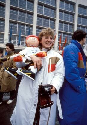Sigird Smuda (BR Deutschland) hat nach der Ankunft in Sarajevo alle Hände voll zu tun, die Kamera in der einen und das Maskottchen der Eishockey Weltmeisterschaft 1983 in der anderen Hand Eisschnellauf OS Winter Damen Olympische Spiele 1984, Winterspiele, Vdia Einzelbild Sarajevo