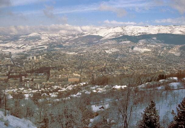 Der Olympiaort Sarajevo und die Ausläufer des Durmitor Gebirges aus der Vogelperspektive OS Winter Damen Olympische Spiele 1984, Winterspiele, Stadt, Stadtbild, Haus, Häuser, Gebäude, Vdia Totale Sarajevo Weite,