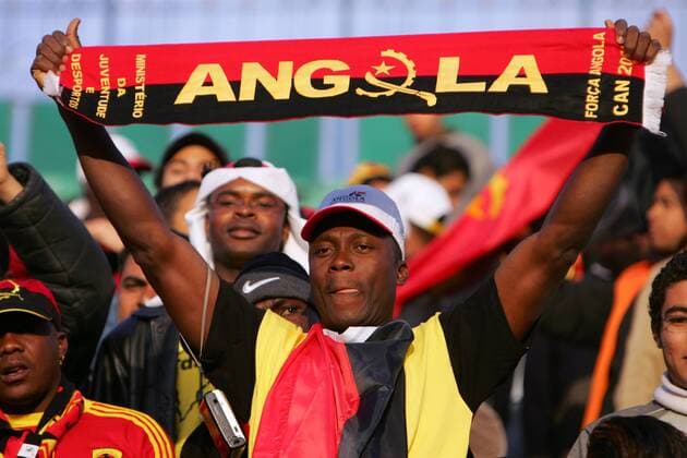 Angolanischer Fan präsentiert seinen Fanschal -  Fußball Länderspiel Herren African Nations Cup 2006, Coupe d Afrique, ACN, CAN, Afrika Pokal, Afrikapokal, Afrikacup Einzelbild aflo1045 Kairo