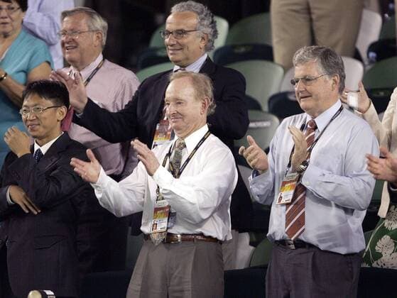 Tennislegende Rod Laver (Mitte) und der Präsident des Australischen Tennisverbandes Geoff Pollard (beide Australien) applaudieren Tennis Herren Australian Open 2006, Grand Slam, ATP Tour, Zuschauer, Publikum Gruppe Halbfinale Melbourne