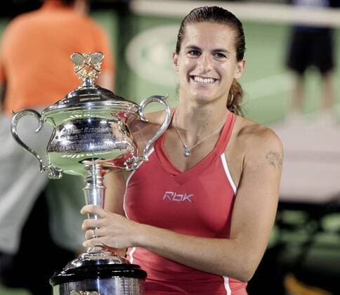 Amelie Mauresmo (Frankreich) präsentiert während der Siegerehrung den Pokal für ihren Sieg bei den Australian Open 2006 Tennis Damen Australian Open 2006, Grand Slam, WTA Tour, Finale, Endspiel Einzelbild Melbourne Freude,