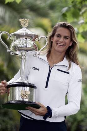 Siegerin Amelie Mauresmo (Frankreich) präsentiert den Pokal für den Sieg bei den Australien Open 2006 Tennis Damen Australian Open 2006, Grand Slam, WTA Tour, Shooting, Fotoshooting, Fototermin Einzelbild Melbourne Freude,