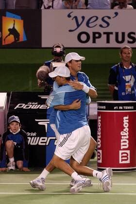 Die Zwillinge Mike und Bob Bryan (USA) jubeln nach dem Finalsieg bei den Australian Open - Yes! Tennis Herren Australian Open 2006, Grand Slam, ATP Tour, Finale, Endspiel, Siegesjubel Gruppe Schriftzug Melbourne Freude