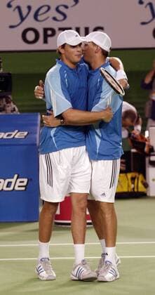 Die Zwillinge Mike und Bob Bryan (USA) jubeln nach dem Finalsieg bei den Australian Open Tennis Herren Australian Open 2006, Grand Slam, ATP Tour, Finale, Endspiel, Siegesjubel Gruppe Melbourne Freude