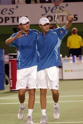 Die Zwillinge Mike und Bob Bryan (USA) jubeln nach dem Finalsieg bei den Australian Open Tennis Herren Australian Open 2006, Grand Slam, ATP Tour, Finale, Endspiel, Siegesjubel Gruppe Melbourne Freude,
