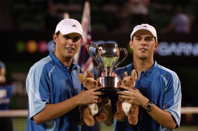 Die Zwillinge Mike und Bob Bryan (USA) halten den Pokal für den Gewinn der Australian Open 2006 in den Händen Tennis Herren Australian Open 2006, Grand Slam, ATP Tour, Finale, Endspiel Gruppe Melbourne Freude,