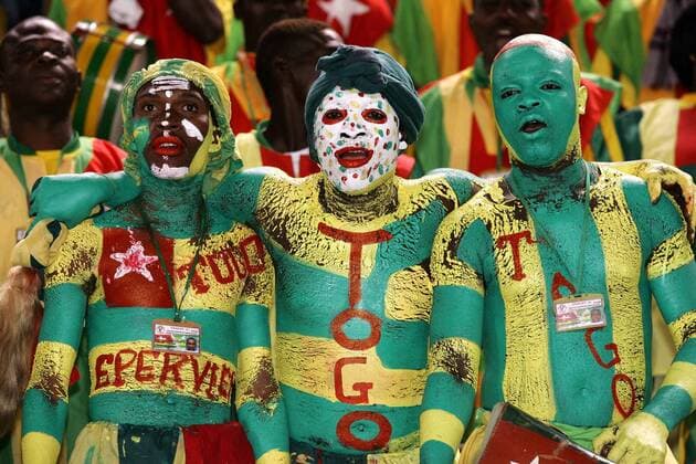 Farbenfroh bemalte Fangruppe aus Togo am Rande des Africa Nations Cup 2006 -  Fußball Länderspiel Herren African Nations Cup 2006, Coupe d Afrique des, ACN, CAN, Afrika Pokal, Afrikapokal, Afrikacup Gruppe Umarmung, umarmen Kairo