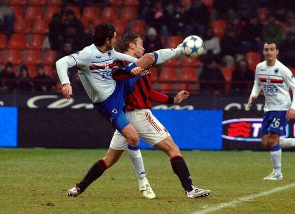 Luigi Sala (Sampdoria Genua, li.) gegen Andriy Shevchenko (Milan) - Fußball Herren Serie A 2005 2006, 1. Italienische Liga, AC Mailand - Sampdoria Genua 1:1 Gruppe Mailand Dynamik, Kampf,