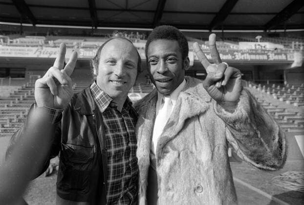 Pele (Brasilien, li.) und DFB Ehrenspielführer Uwe Seeler (BR Deutschland) sind für die WM 74 zuversichtlich Fußball WM Herren Weltmeisterschaft 1974, Shooting, Fotoshooting, Fototermin, Pressetermin, Fotostory Gruppe Frankfurt M. Harmonie,