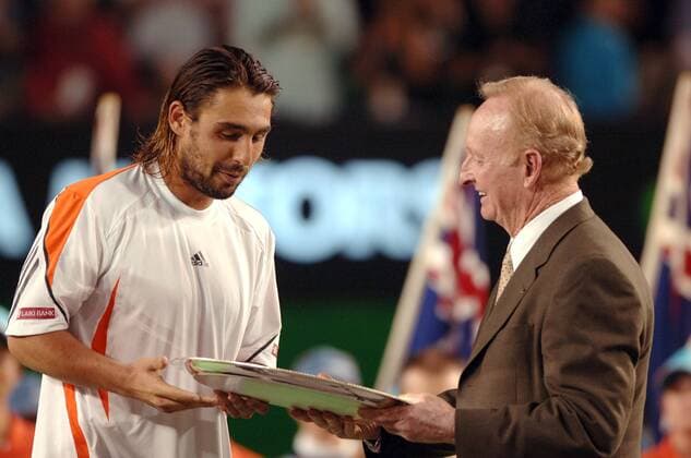 Tennislegende Rod Laver (Australien, re.) ehrt den Sensationszweiten Marcos Baghdatis (Zypern) Tennis Herren Australian Open 2006, Grand Slam, ATP Tour, Gruppe o0 Finale Endspiel Melbourne Freude,