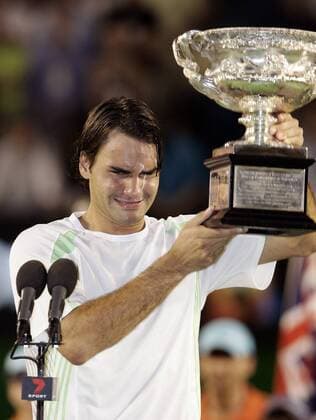 Roger Federer (Schweiz) ist Australian Open Sieger 2006 und präsentiert sichtlich gerührt seinen Pokal Tennis Herren Australian Open 2006, Grand Slam, ATP Tour, Finale, Endspiel, Einzelbild Melbourne Glück, Freude,