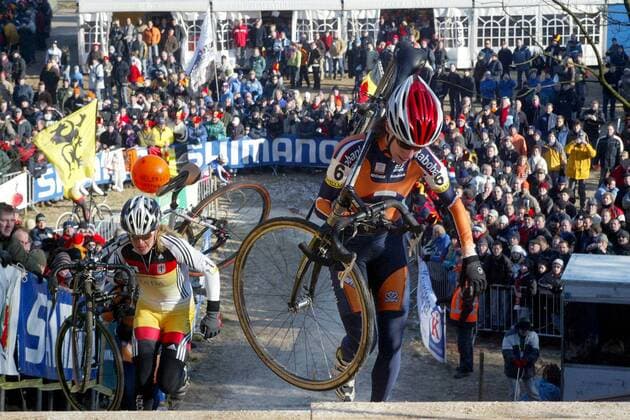 Marianne Vos (Niederlande, re.) trägt ihr Rad einen Anstieg hinauf, Hanka Kupfernagel (Deutschland) liegt dicht hinter ihr Radsport WM Damen UCI Cyclo Cross Weltmeisterschaft 2006, CycloCross, Crossrennen, Rad, Querfeldein, Querfeldeinfahren Totale Zeddam