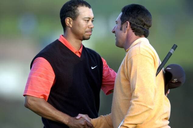 Jose Maria Olazabal (Spanien, re.) gratuliert Eldrick Tiger Woods (USA) zu seinem Sieg beim Buick Invitational 2006 - (Icon7674627) Golf Herren Buick Invitational 2006, PGA Tour, Golfen Gruppe San Diego EDITORIAL USE ONLY