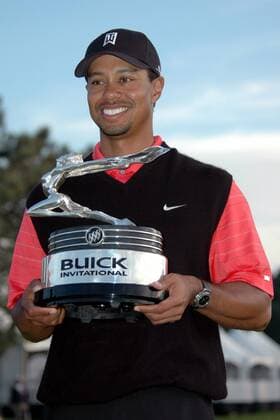 Eldrick Tiger Woods (USA) präsentiert die Trophäe für seinen Sieg beim Buick Invitational 2006 -  (sdp2006012901) Golf Herren Buick Invitational 2006, PGA Tour, Golfen Einzelbild San Diego Freude,