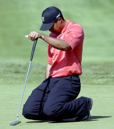 Eldrick Tiger Woods (USA) fällt enttäuscht auf die Knie -  (sdp2006012904) Golf Herren Buick Invitational 2006, PGA Tour, Golfen Einzelbild San Diego Enttäuschung,