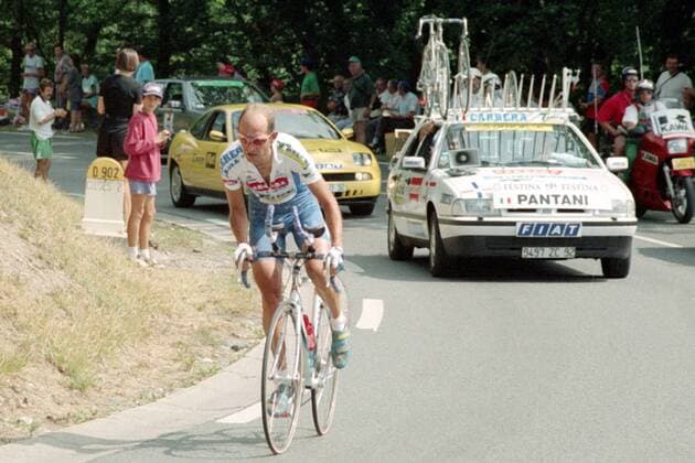 Marco Pantani (Italien Carrera Tassoni) wird während des Anstieges von seinem Mannschaftswagen begleitet -  Radsport Herren Tour de France 1994, Straßenradsport, Straße, Rad, Vneg Einzelbild 19. Etappe Cluses - Morzine Avoriaz