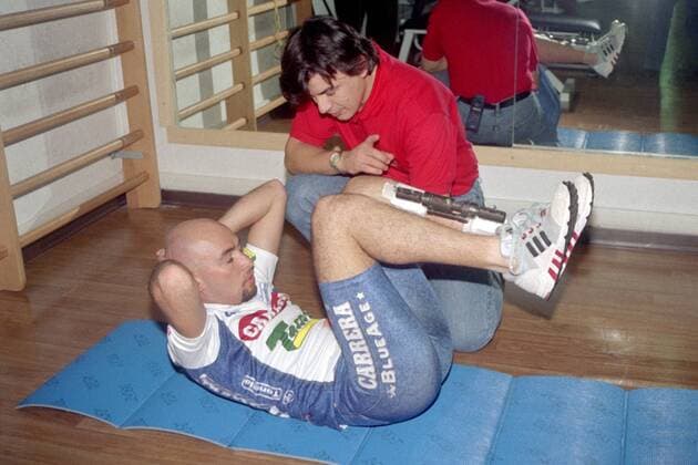 Marco Pantani (Italien Carrera Tassoni) und sein Physiotherapeut müssen nach der schweren Beinfraktur noch einige Übungen absolvieren bis die Metallschiene abgenommen werden kann -  Radsport Herren Straßenradsport 1995, Straße, Rad, Reha, Rehabilitation, Rehabilitationstraining, Training, Vneg Gruppe