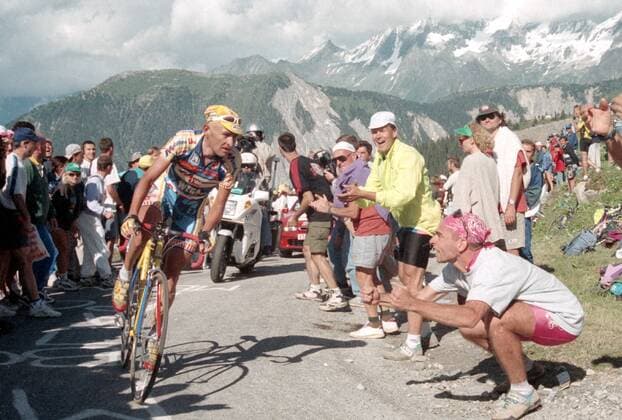 Marco Pantani (Italien Mercatone Uno) wird beim Aufstieg nach Morzine von den Fans angefeuert -  Radsport Herren Tour de France 1997, Straßenradsport, Straße, Rad, Vneg Totale 15. Etappe: Courchevel - Morzine Begeisterung,