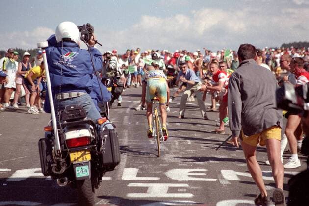 Marco Pantani (Italien Mercatone Uno) wird beim Aufstieg nach Les Deux Alpes von den Fans frenetisch angefeuert, der Kameramann auf dem Motorrad fängt die Rückansicht des Pedaleurs ein -  Radsport Herren Tour de France 1998, Straßenradsport, Straße, Rad, Vneg Totale 15. Etappe: Grenoble - Les Deux Alpes