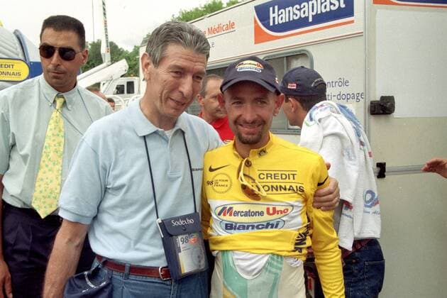 Marco Pantani (re., Mercatone Uno) und die Radsportlegende Felice Gimondi (beide Italien) bejubeln die Eroberung des gelben Trikots -  Radsport Herren Tour de France 1998, Straßenradsport, Straße, Rad, Vneg Gruppe 15. Etappe: Grenoble - Les Deux Alpes Freude,