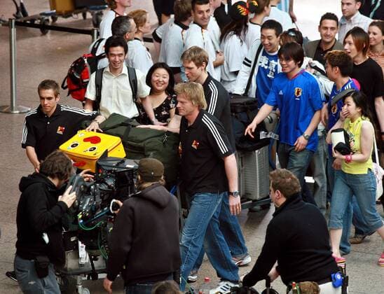 Torwart Oliver Kahn (vorn re.), Philipp Lahm (li.) und Per Mertesacker (alle Deutschland) während der Dreharbeiten zu einem T Com Werbespot, aufgeregte japanische Statisten folgen ihnen und das Kamerateam holt alles in den Kasten Fußball Herren Nationalmannschaft 2006, Nationalteam, Shooting, Fotoshooting, Fototermin, Werbepartner, Vdig Totale Sponsorentermin, Sponsor, Sponsoring Düsseldorf